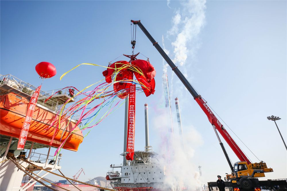 渤船重工建造的華科1號、2號自升助航式作業(yè)平臺命名交工