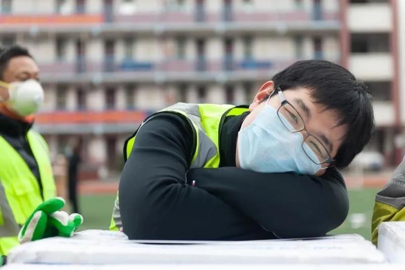 志愿者賈威：“累了，趴下歇會(huì)兒”